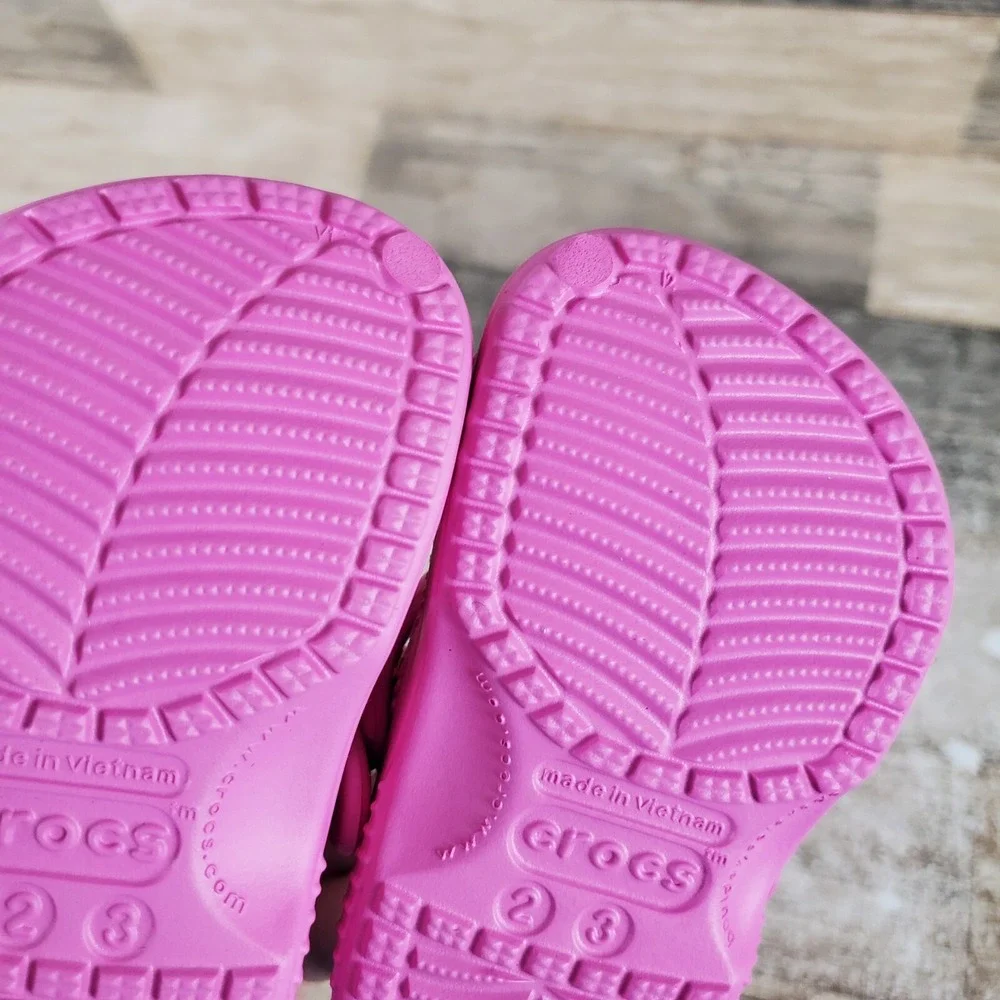 Crocs Classic Kids Clogs Sz 2 / 3 Pink Rubber Slip On Round Toe Slingback Shoe